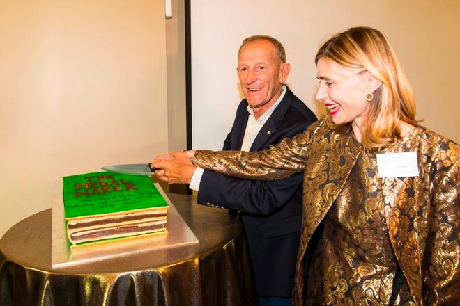 Victor and Tatiana Kovalenko cut the celebratory cake ©  Andrea Francolini Photography http://www.afrancolini.com/